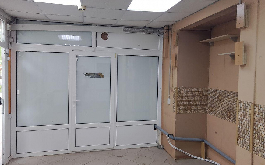 Сдаётся помещение в 20м от остановки общественного транспорта "4-е домоуправление" на красной линии  фото