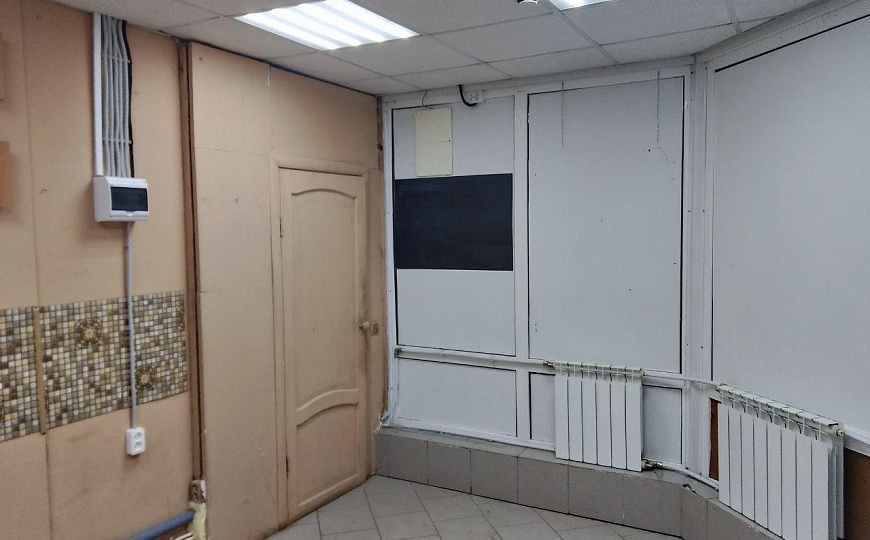 Сдаётся помещение в 20м от остановки общественного транспорта "4-е домоуправление" на красной линии  фото
