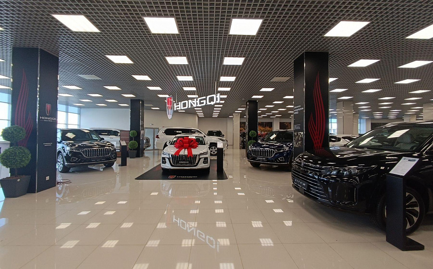 Автосалон на первой линии. фото