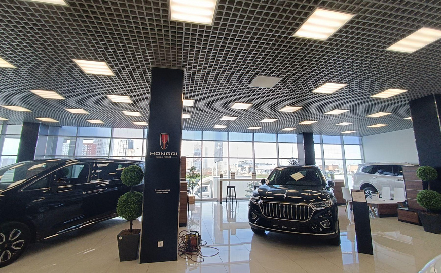 Автосалон на первой линии. фото