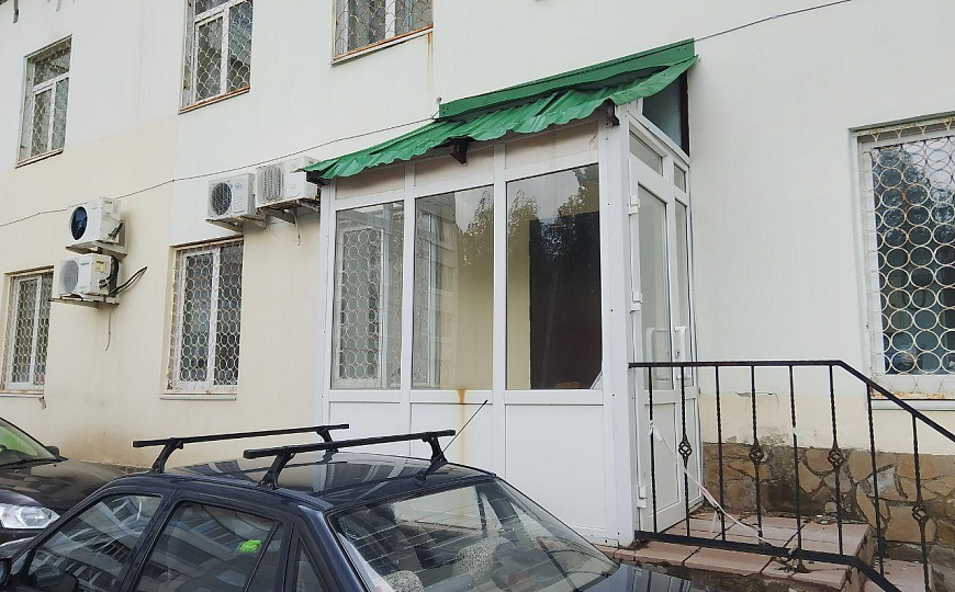 Сдаётся помещение свободного назначения с отдельным входом с торца здания, таже имеется запасной вых фото