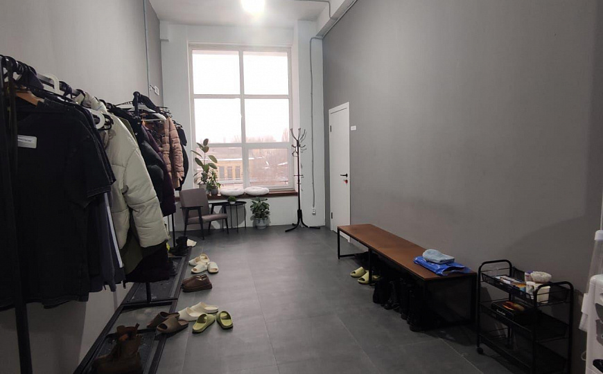 Помещение с высокими потолками от 100,7 м² фото