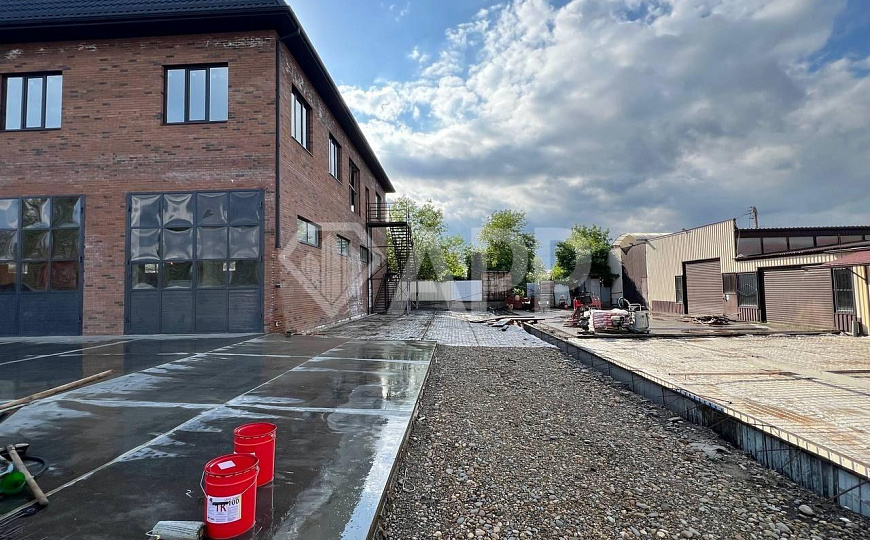 Сдаю отдельно стоящее здание под грузовое СТО, 500 м² фото