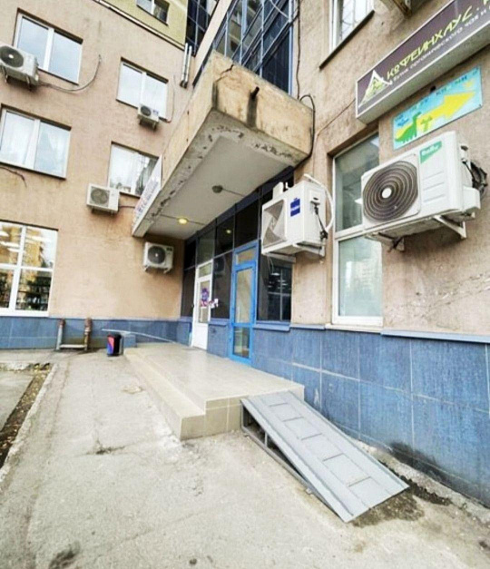 Помещение 79,8м² на 1 линии с высоким трафиком. фото