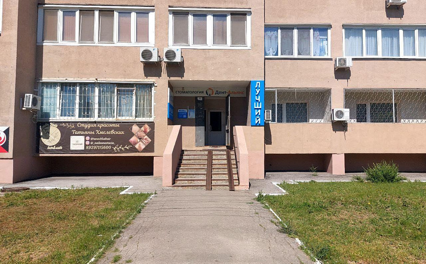 Продаю помещение свободного назначения с отдельным входом на первой линии. фото