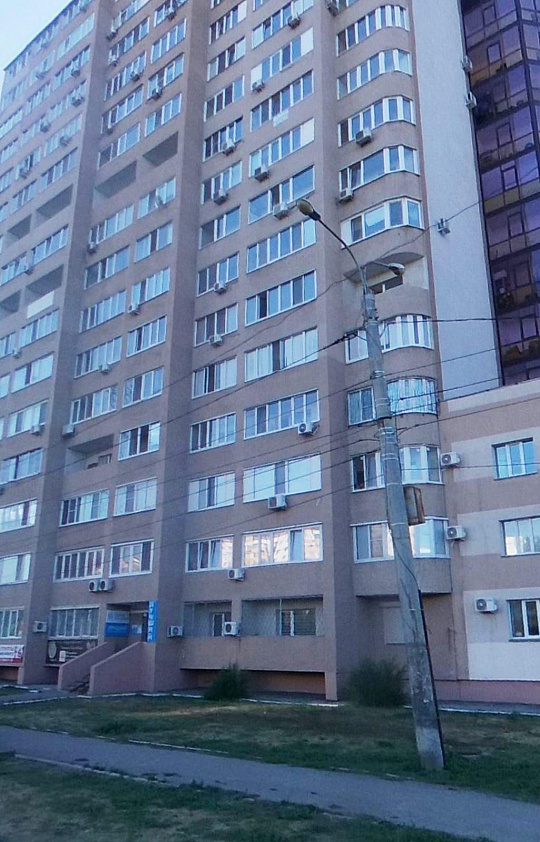 Продаю помещение свободного назначения с отдельным входом на первой линии. фото