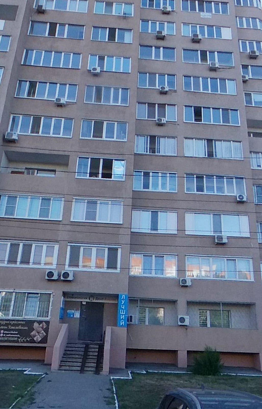 Продаю помещение свободного назначения с отдельным входом на первой линии. фото