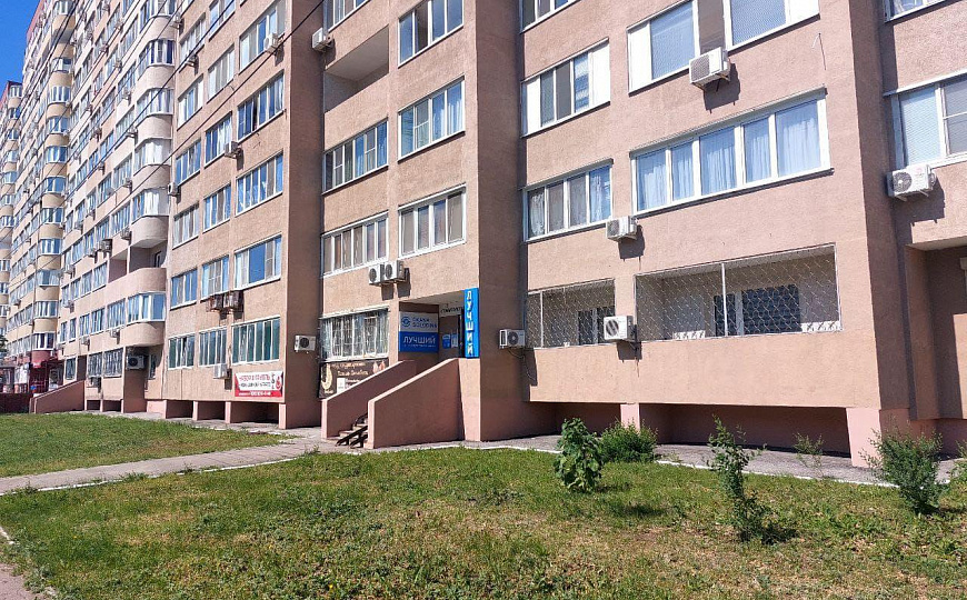 Продаю помещение свободного назначения с отдельным входом на первой линии. фото