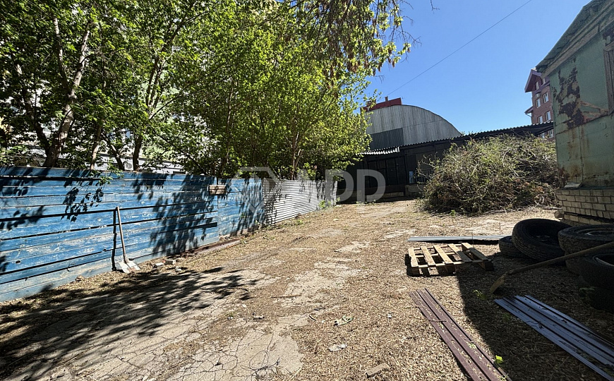 Склад с пандусом в центре городе и земельным участком, 400 м² фото