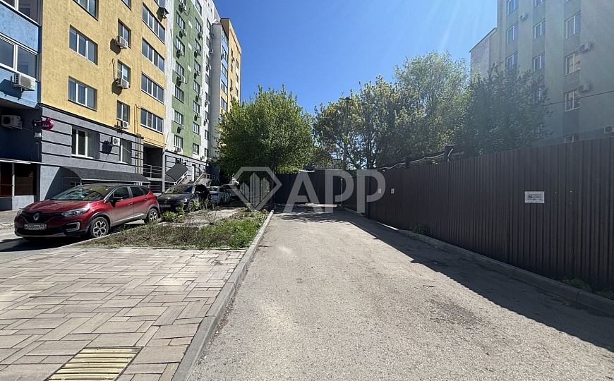 Склад с пандусом в центре городе и земельным участком, 400 м² фото