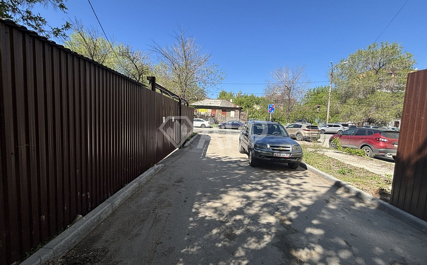 Склад с пандусом в центре городе и земельным участком, 400 м² фото