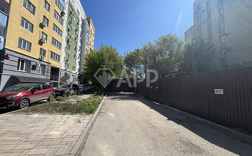 Склад с пандусом в центре городе и земельным участком, 400 м² фото