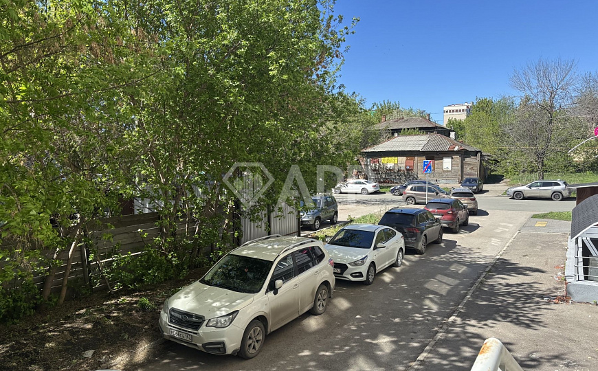 Склад с пандусом в центре городе и земельным участком, 400 м² фото