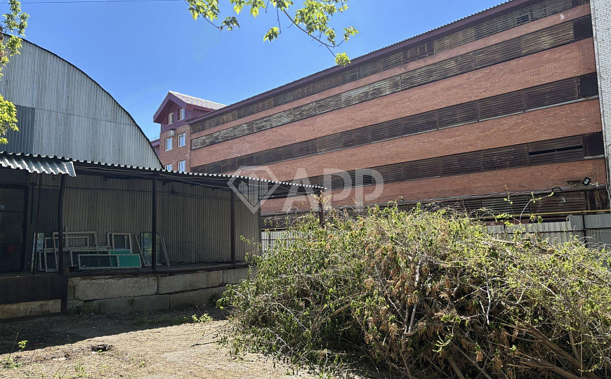 Склад с пандусом в центре городе и земельным участком, 400 м² фото