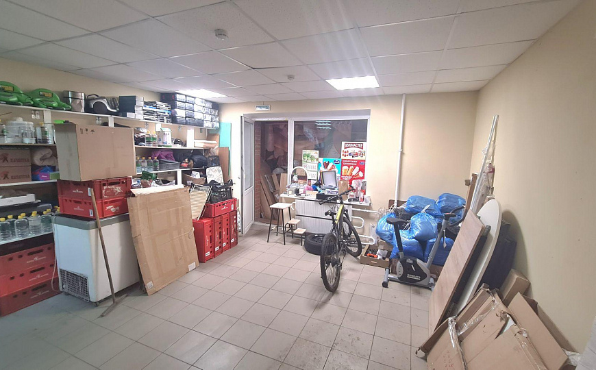 Помещение 32 м² в проходном месте фото