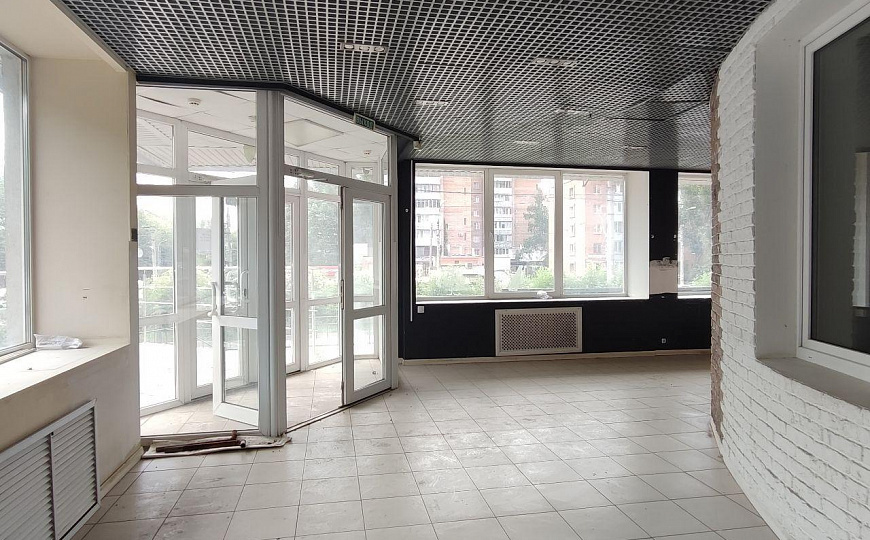 Двухэтажное помещение свободного назначения 490 м² на первой линии фото