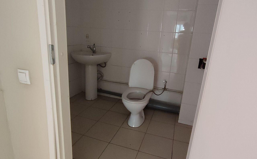 Двухэтажное помещение свободного назначения 490 м² на первой линии фото