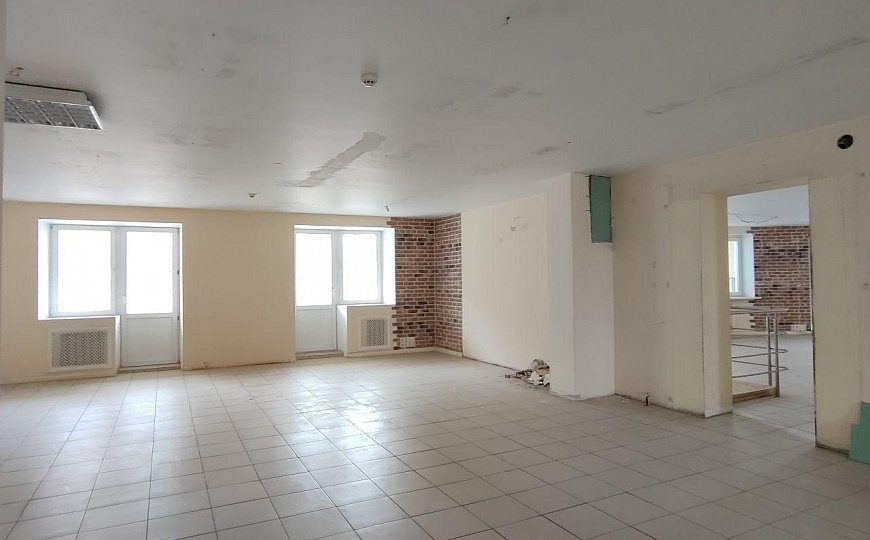 Двухэтажное помещение свободного назначения 490 м² на первой линии фото