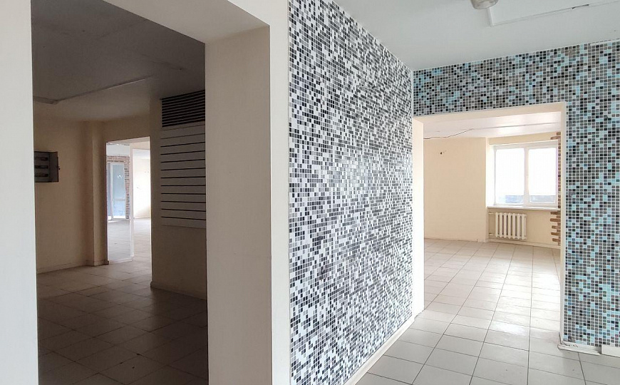 Двухэтажное помещение свободного назначения 490 м² на первой линии фото