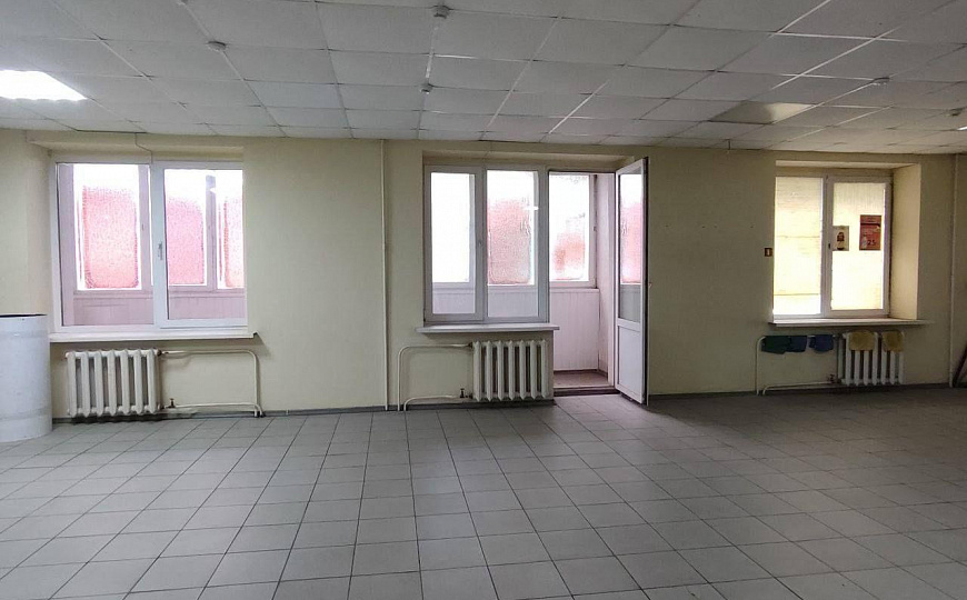 Помещение свободного назначения 150 м2 на первой линии проспекта Кирова фото