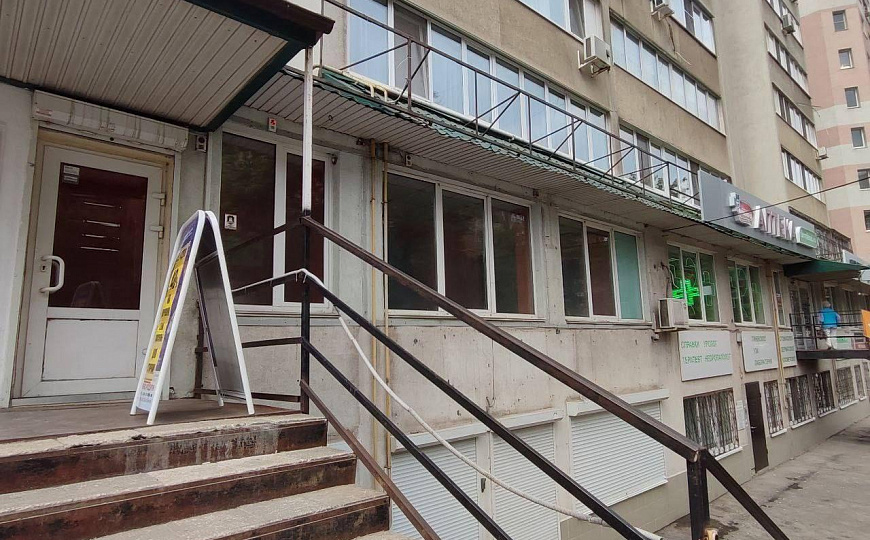 Помещение свободного назначения 150 м2 на первой линии проспекта Кирова фото