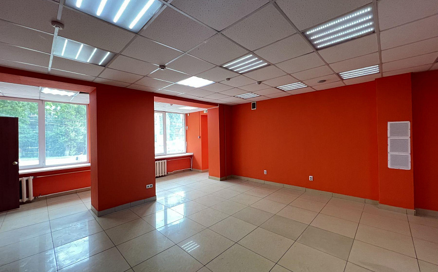 Помещение свободного назначения 150 м² на первой линии фото