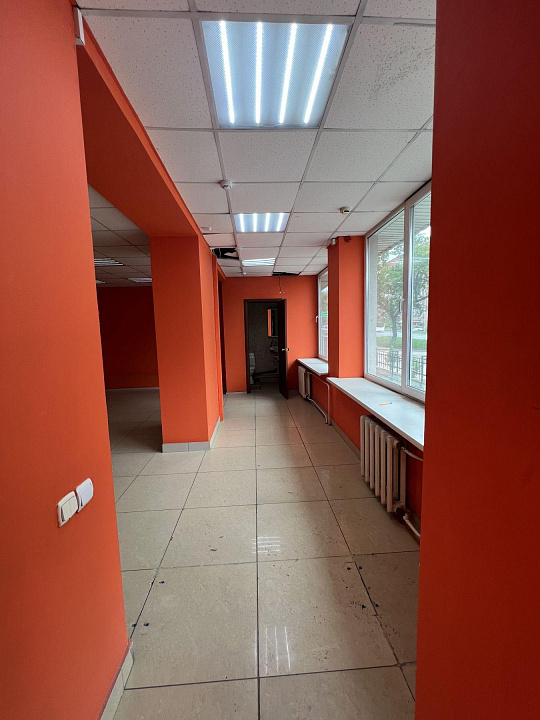 Помещение свободного назначения 150 м² на первой линии фото