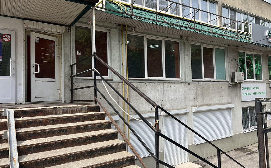 Помещение свободного назначения 150 м² на первой линии фото