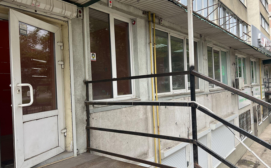 Помещение свободного назначения 150 м² на первой линии фото