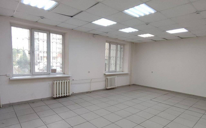 Помещение свободного назначения 120,9 м² на первой линии фото
