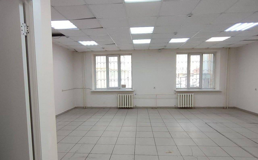 Помещение свободного назначения 120,9 м² на первой линии фото