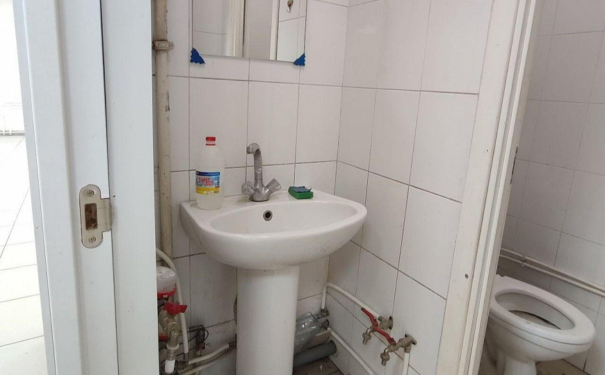 Помещение свободного назначения 120,9 м² на первой линии фото