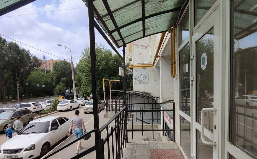 Помещение свободного назначения 120,9 м² на первой линии фото