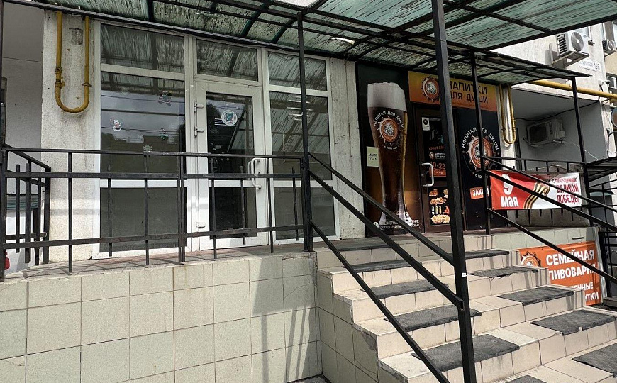 Помещение свободного назначения 120,9 м² на первой линии фото