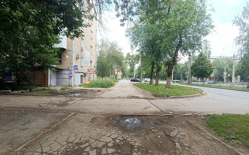 Помещение свободного назначения на первой линии. фото