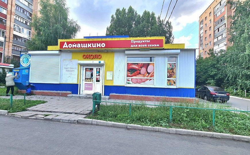 Отдельно стоящее здание на пешеходном трафике фото