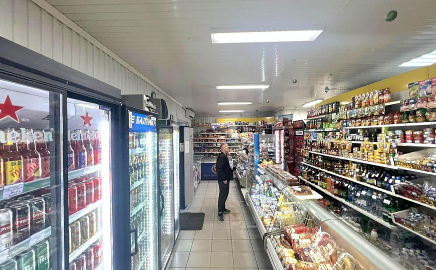 Отдельно стоящее здание на пешеходном трафике фото