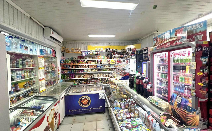 Отдельно стоящее здание на пешеходном трафике фото