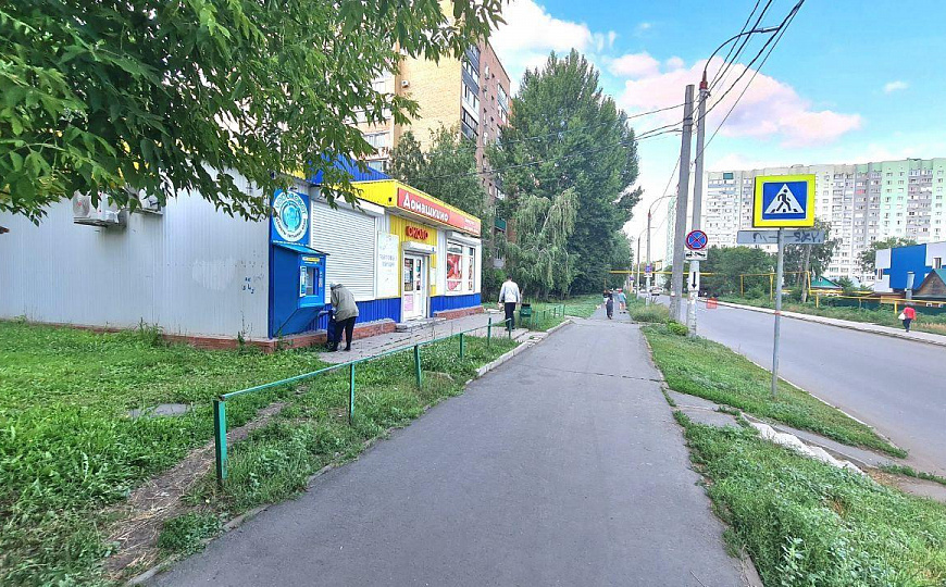 Отдельно стоящее здание на пешеходном трафике фото