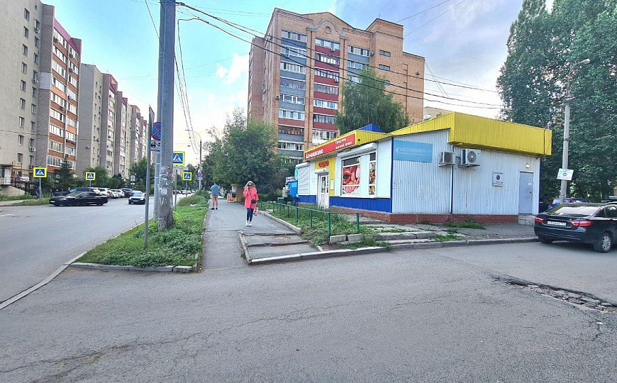 Отдельно стоящее здание на пешеходном трафике фото