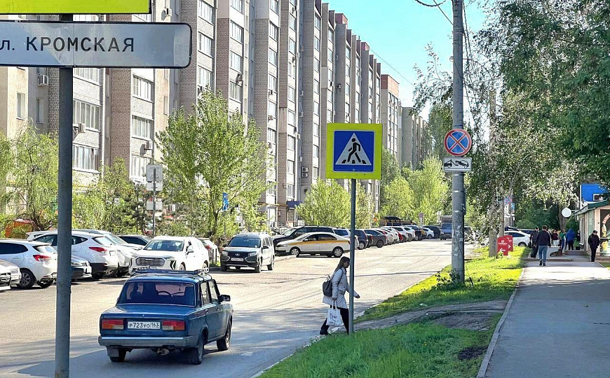 Отдельно стоящее здание на пешеходном трафике фото