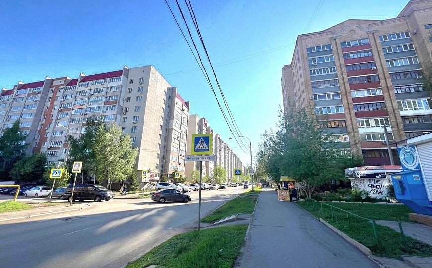 Отдельно стоящее здание на пешеходном трафике фото