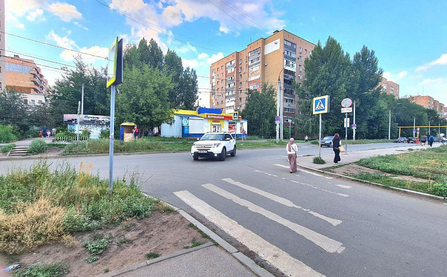 Отдельно стоящее здание на пешеходном трафике фото