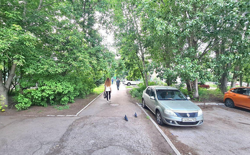 Отдельно стоящее здание на пешеходном трафике фото