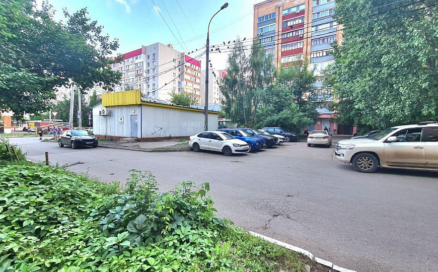 Отдельно стоящее здание на пешеходном трафике фото