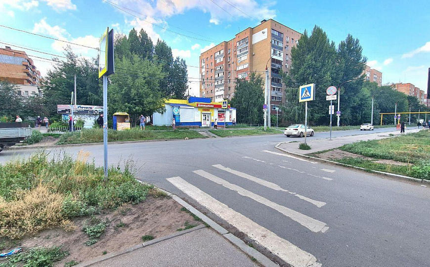 Отдельно стоящее здание на пешеходном трафике фото