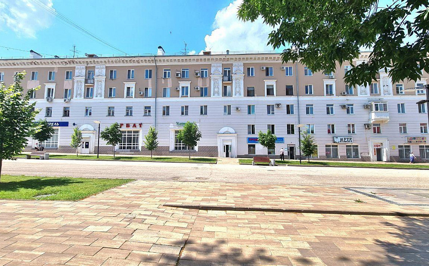 Помещение 267 м² на трафике в центре фото