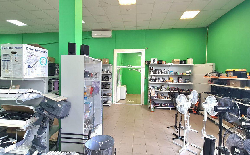 Помещение 267 м² на трафике в центре фото