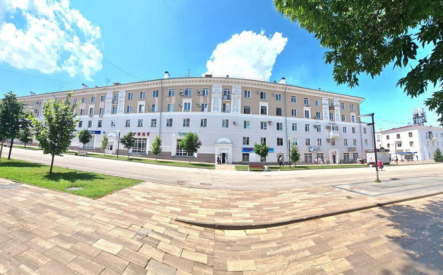 Помещение 267 м² на трафике в центре фото