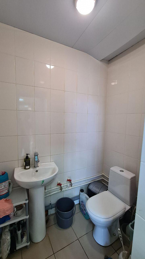 Помещение 267 м² на трафике в центре фото